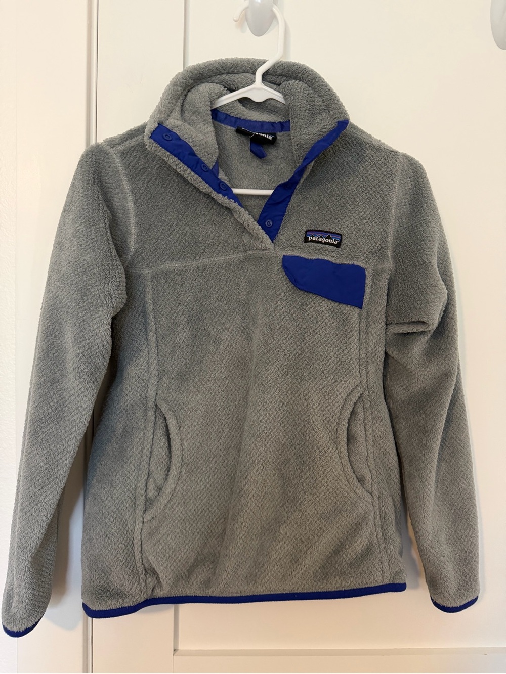 Patagonia women’s Synchilla snap T Gray Fleece Pullover with Blue Trim